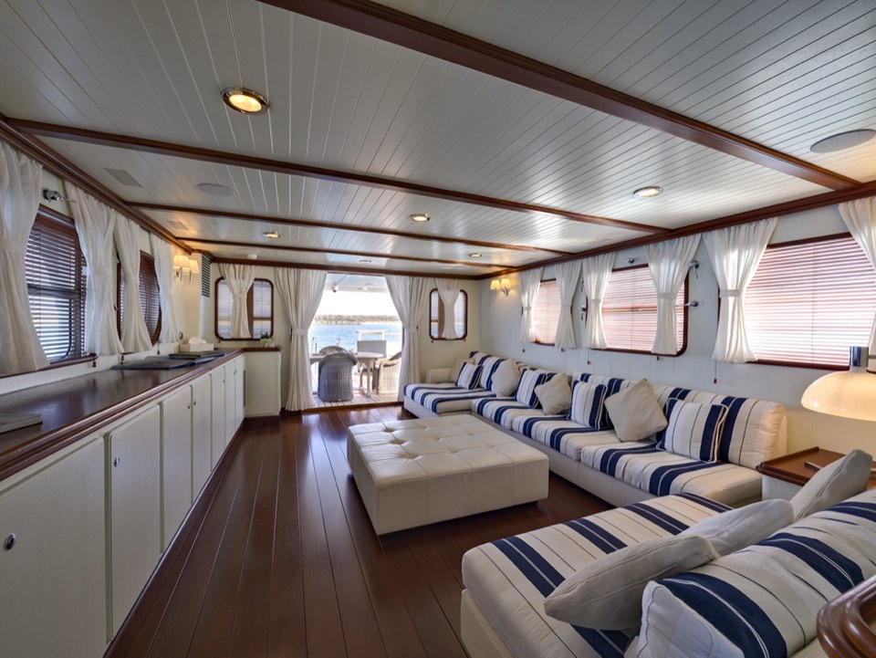 Persuader: main saloon